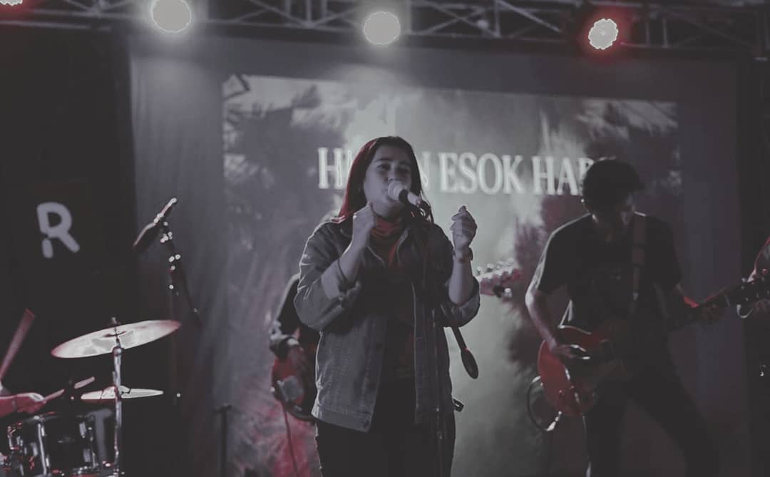 Penampilan Hujan Esok Hari ketika membawakan single pisah